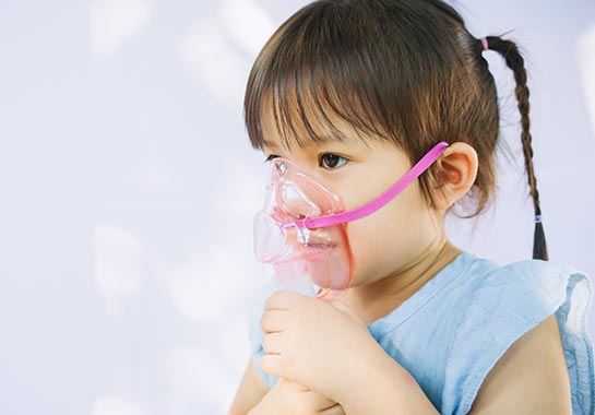 Menina de 5 anos com máscara de oxigênio - Clínica do Pulmão