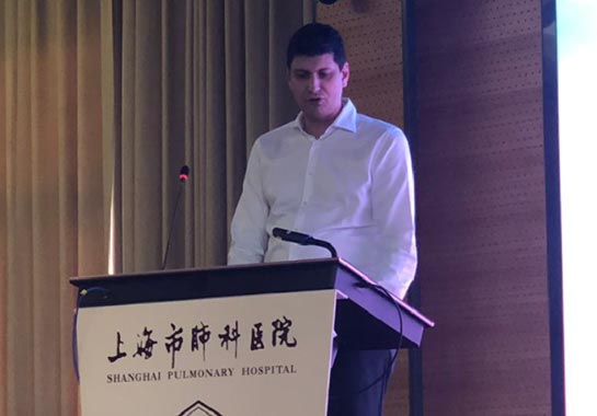 Dr. João Isidro palestrando em curso na China - Clínica do Pulmão