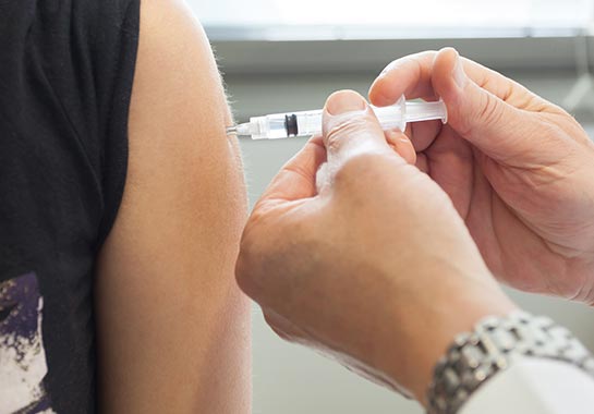 Braço de mulher recebendp vacina - Clínica do Pulmão