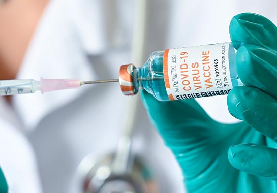Vacina sendo retirada do frasco com seringa - Clínica do Pulmão